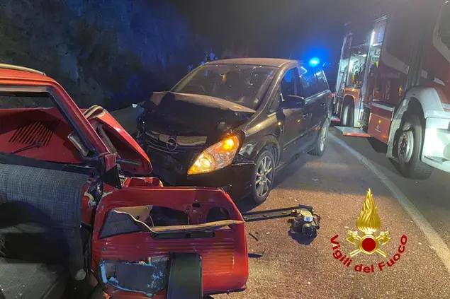 Le due auto coinvolte nell'incidente sull'Orientale (foto vigili del fuoco)