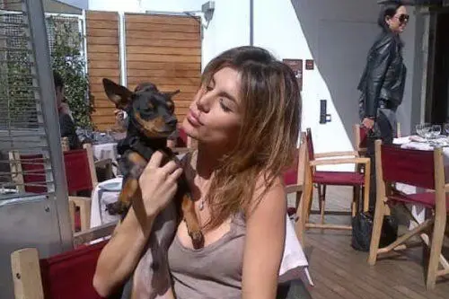 Elisabetta Canalis con uno dei suoi amanti cuccioli