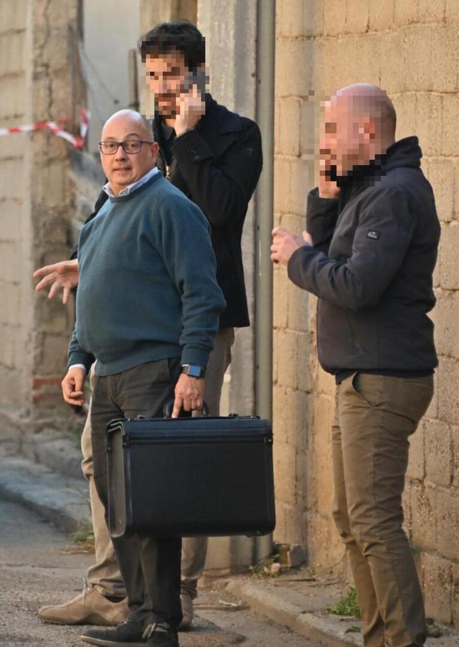 Freddato con una pistola di grosso calibro: un solo colpo al cuore