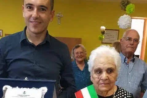 La centenaria con il sindaco (Antonio Pintori)