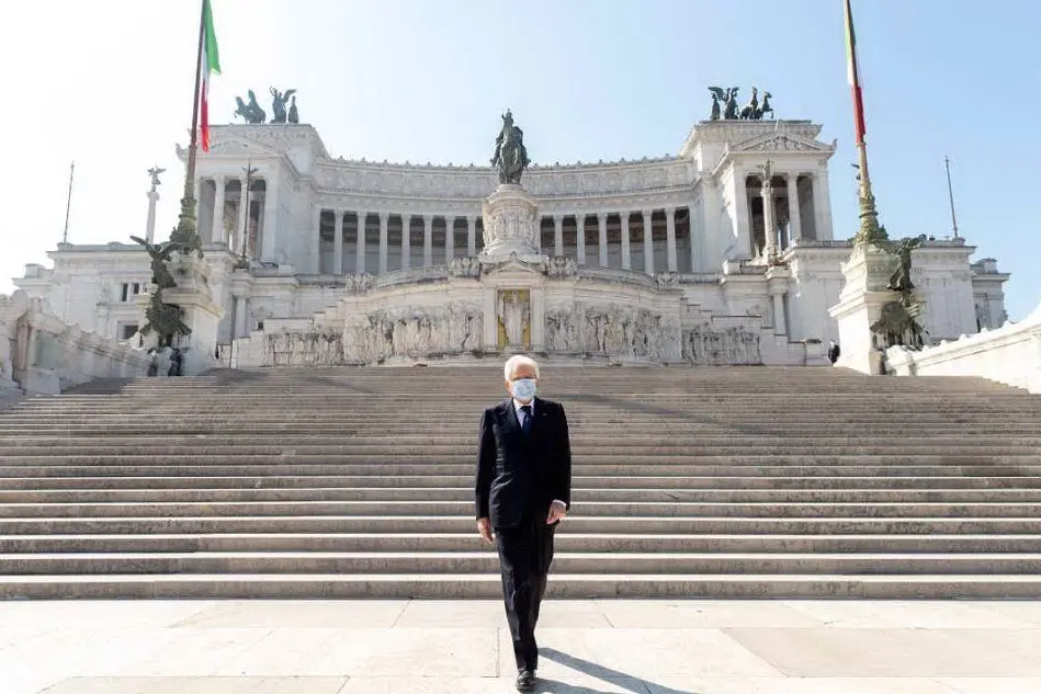 Il presidente Mattarella all'Altare della Patria (foto Twitter Quirinale)