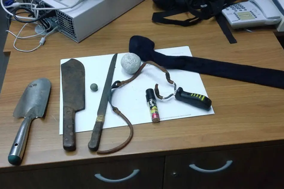 Gli strumenti da scasso rinvenuti dalla polizia