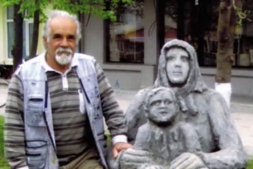 L'artista con una delle sue sculture