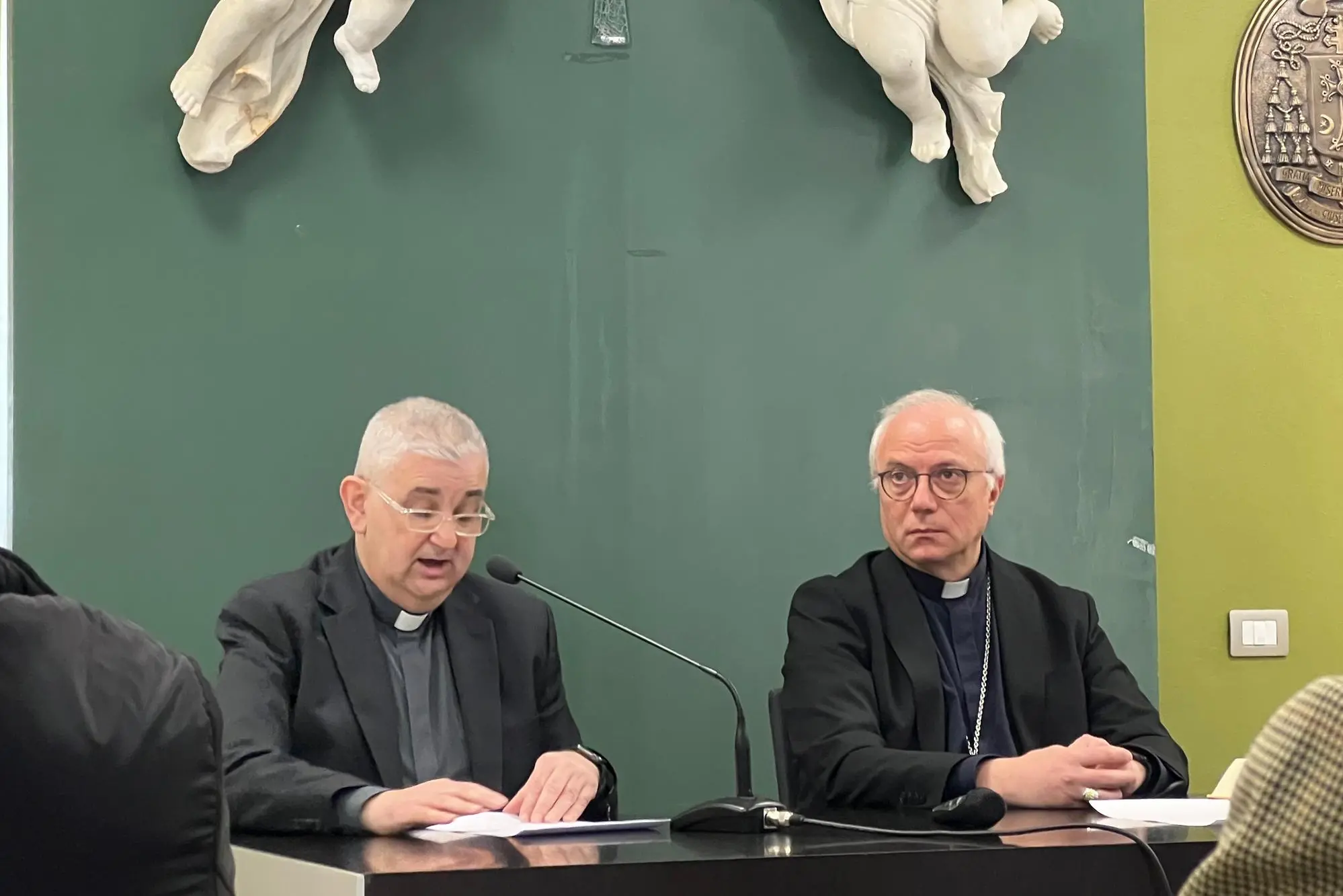 Don Giulio Madeddu e il vescovo di Cagliari, Mons, Giuseppe Baturi, presentano la Fondazione Kalaritana.