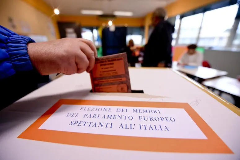 Italiani al voto (Ansa)