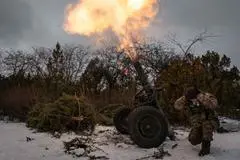 Soldati ucraini sparano un colpo con un obice (archivio Us)