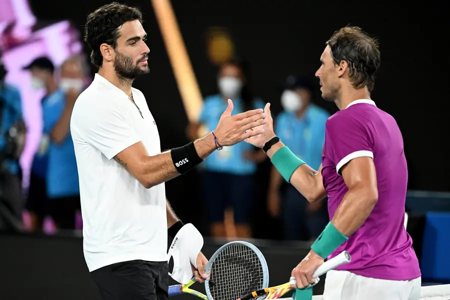 Matteo Berrettini e Rafa Nadal alle fine della semifinale giocata a Melbourne (foto Ansa)