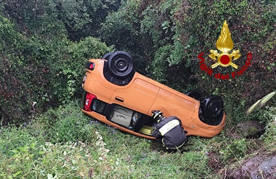 Auto finisce in una scarpata, lievi ferite per la conducente