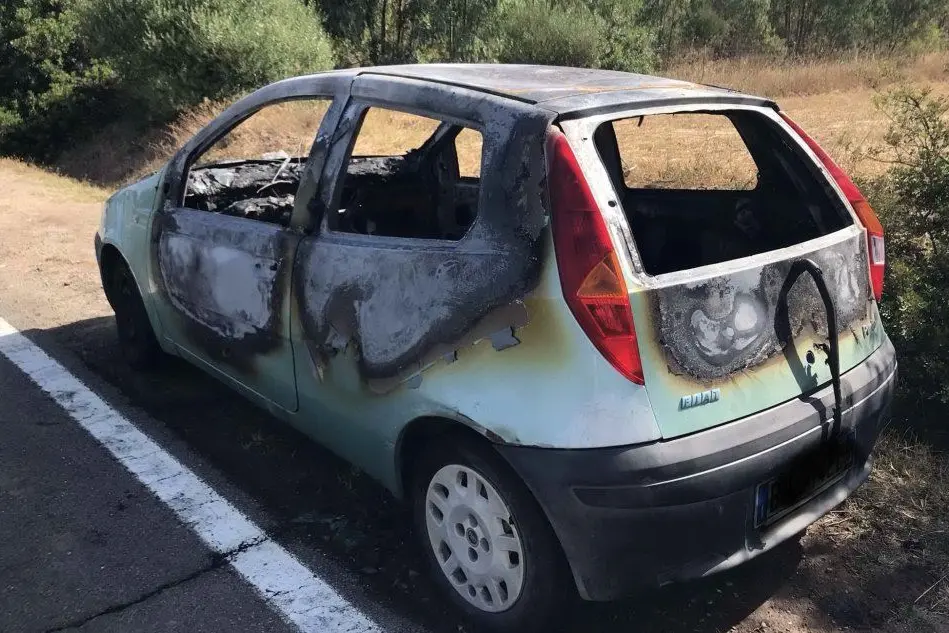 La macchina incendiata (foto L'Unione Sarda - Murru)
