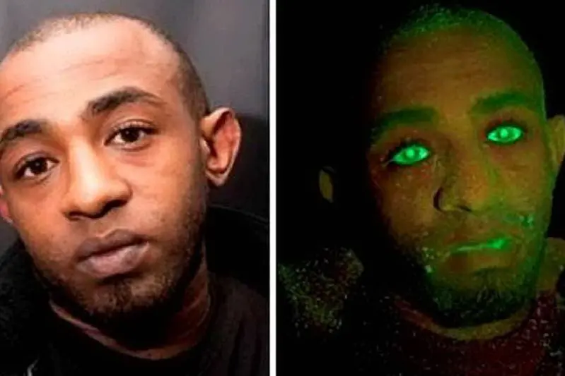 La foto segnaletica di Jafet Askale, alla luce e al buio