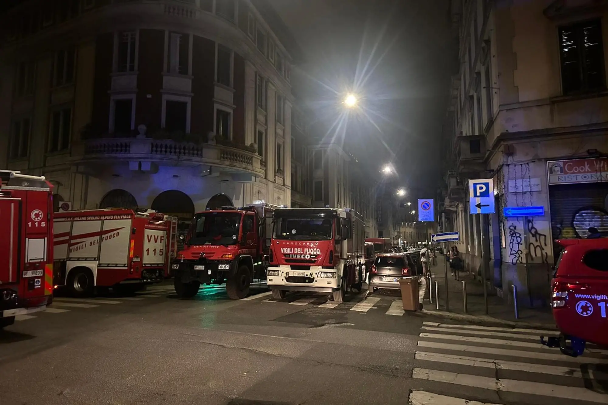 Vigili del fuoco all'esterno della palazzina (Ansa)