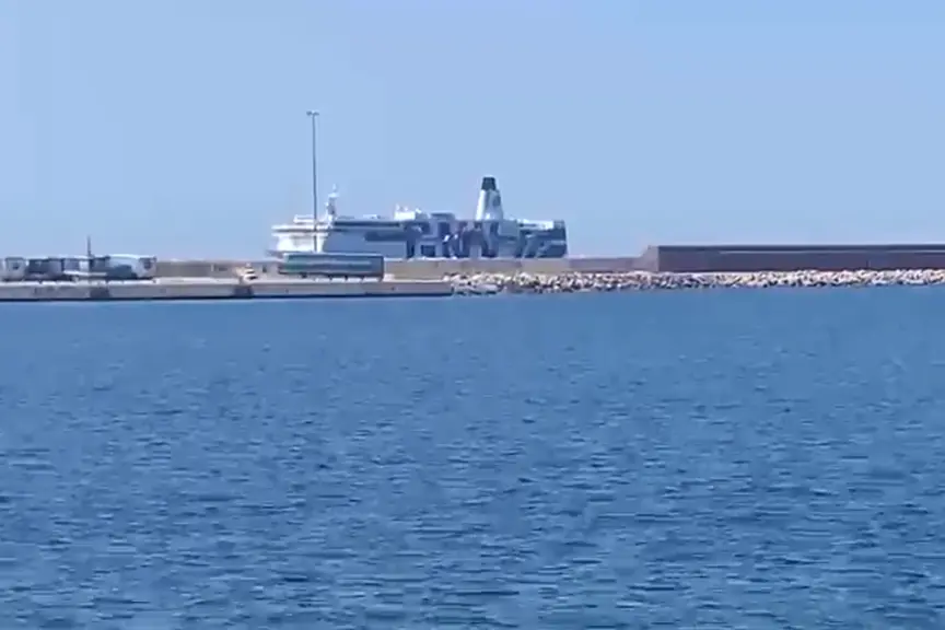 L'arrivo della nave Gnv a Porto Torres, trainata da un rimorchiatore