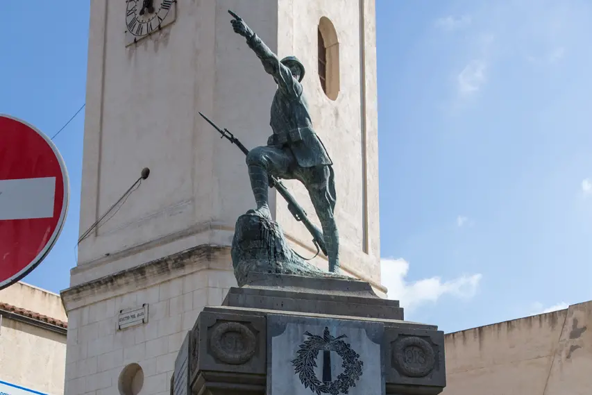 Il monumento ai caduti (Foto Serreli)