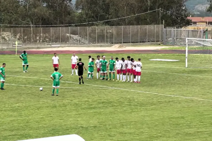 La punizione dell’1-0 di Bonivardi in Arzachena-Bosa (foto Ilenia Giagnoni)