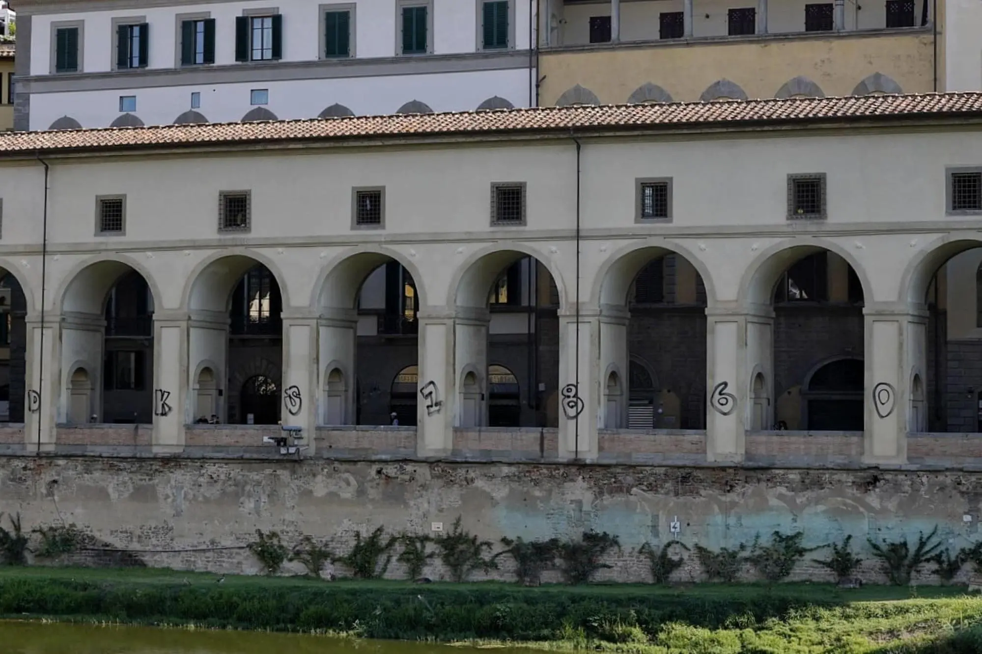 Scritte sulle colonne del Corridoio Vasariano a Firenze (foto Ansa)
