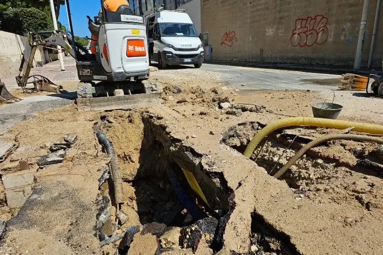 Lo scavo effettuato dagli operai di Abbanoa per la sostituzione della condotta idrica in via dei Salinieri (L'Unione Sarda)