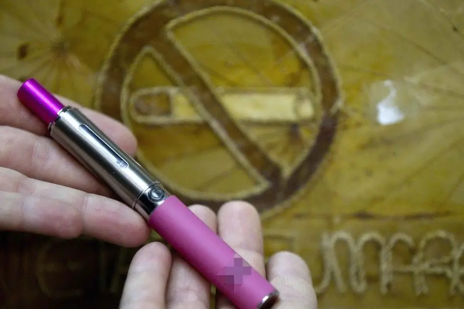 Una sigaretta elettronica (foto simbolo, Ansa)