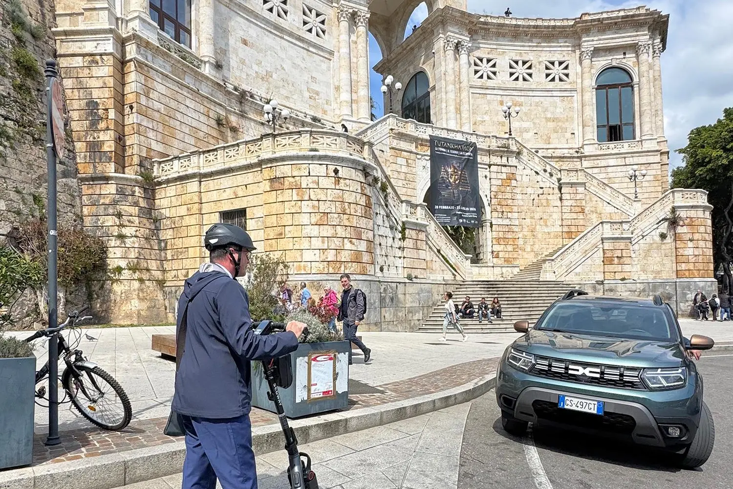 In monopattino sotto il Bastione di Cagliari