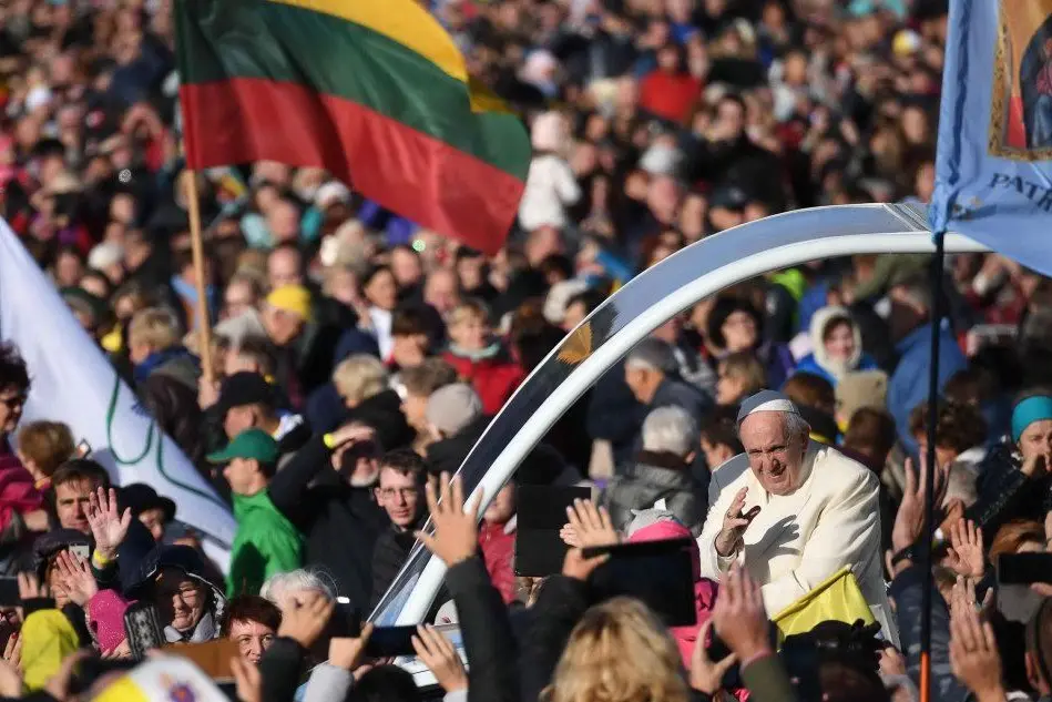 Secondo giorno di Papa Francesco in Lituania, l'arrivo a Kaunas