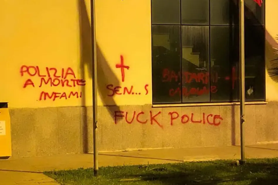 Il muro vandalizzato (foto Cinzia Simbula)