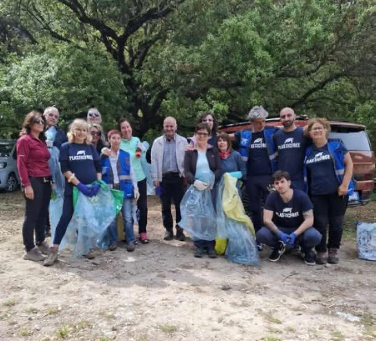 Prima volta di Plastic free a Muros: raccolti 500 chili di rifiuti