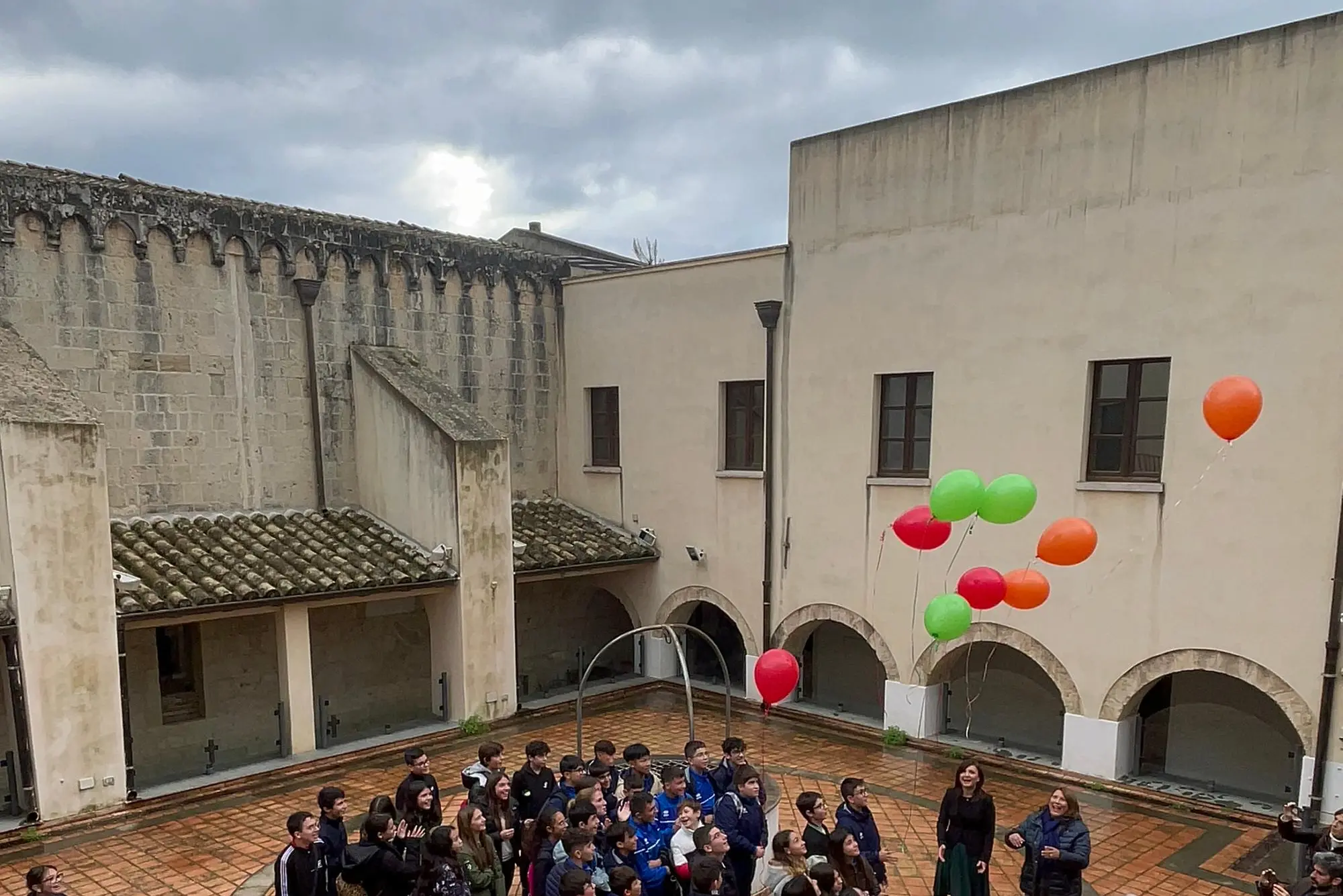Il lancio dei palloncini all'Ex Convento (foto ufficio stampa)