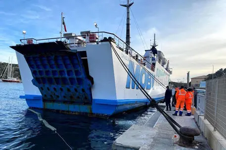 Il traghetto della Moby, Giraglia, che effettua i collegamenti fra Santa Teresa e Bonifacio, ha urtato uno scoglio all'uscita dal porto gallurese, 7 febbraio 2020. ANSA/CAPITANERIA DI PORTO EDITORIAL USE ONLY NO SALES