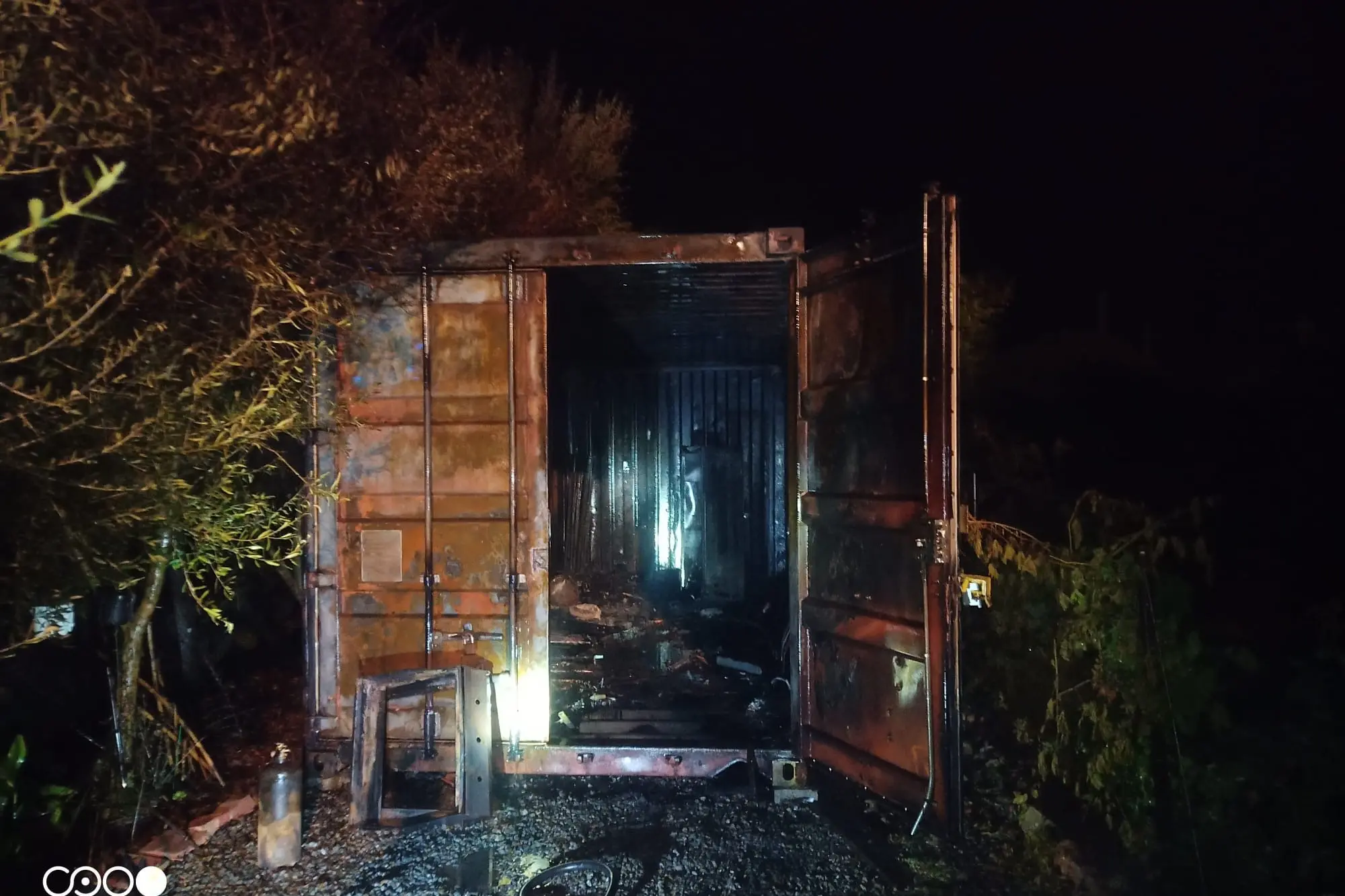 Il container distrutto dal fuoco (foto Serreli)
