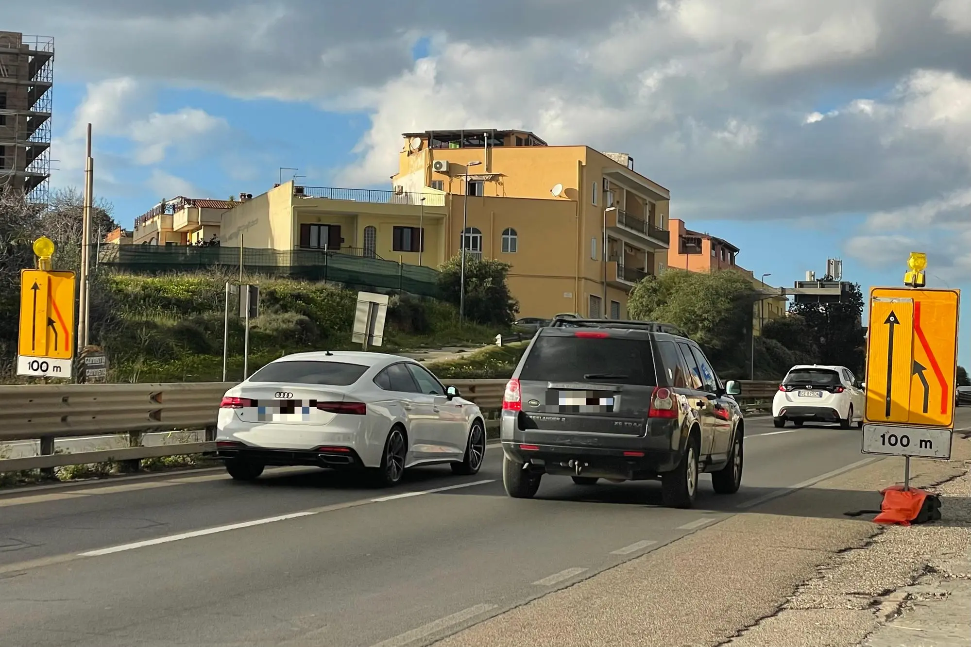 Auto in uscita da Cagliari alla fine dell'Asse mediano, con l'indicazione del cantiere sulla 131 dir