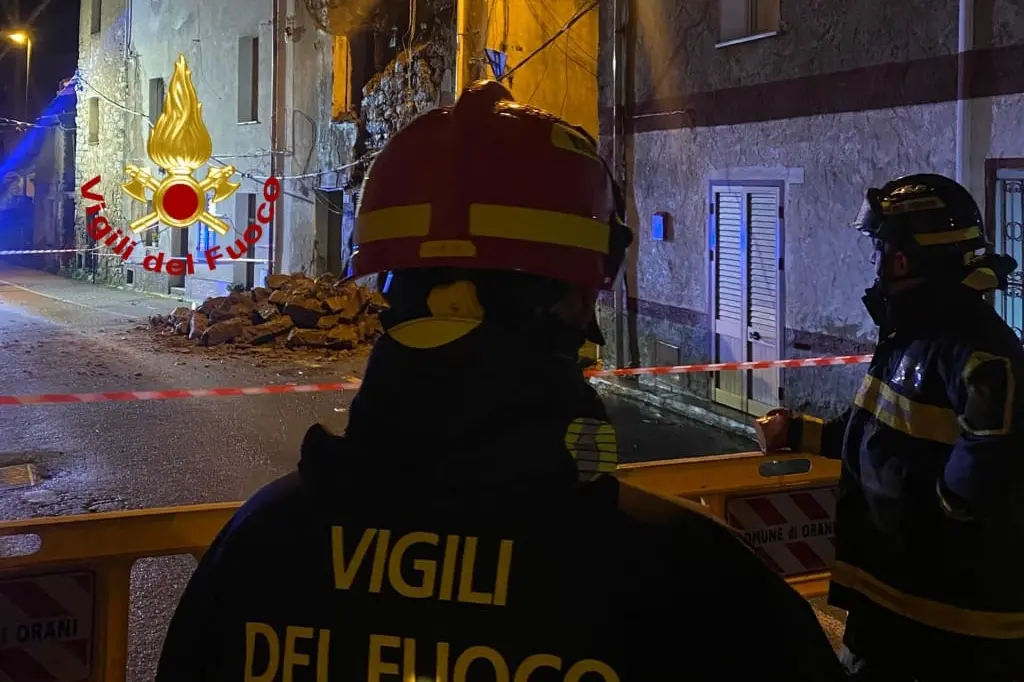 Il crollo parziale di una vecchia casa disabitata a Orani (Vvf)