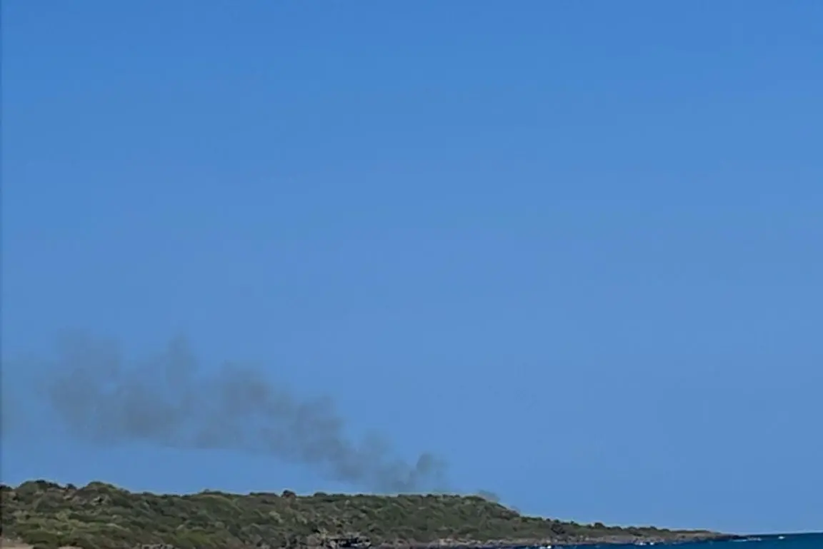 La colonna di fumo spunta dalla collina