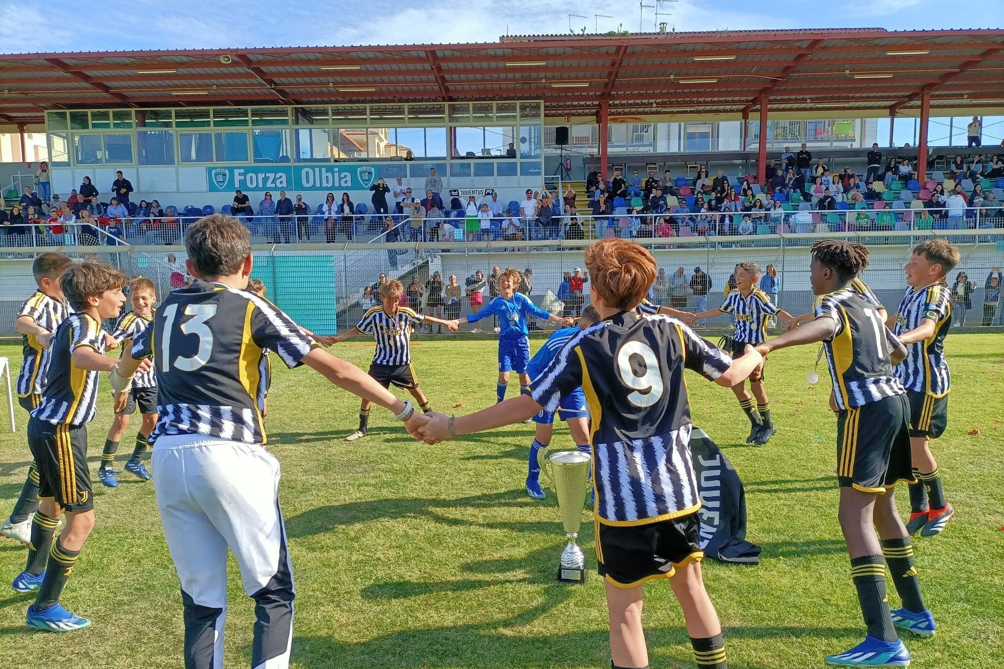 La Juventus festeggia la vittoria della prima edizione del torneo