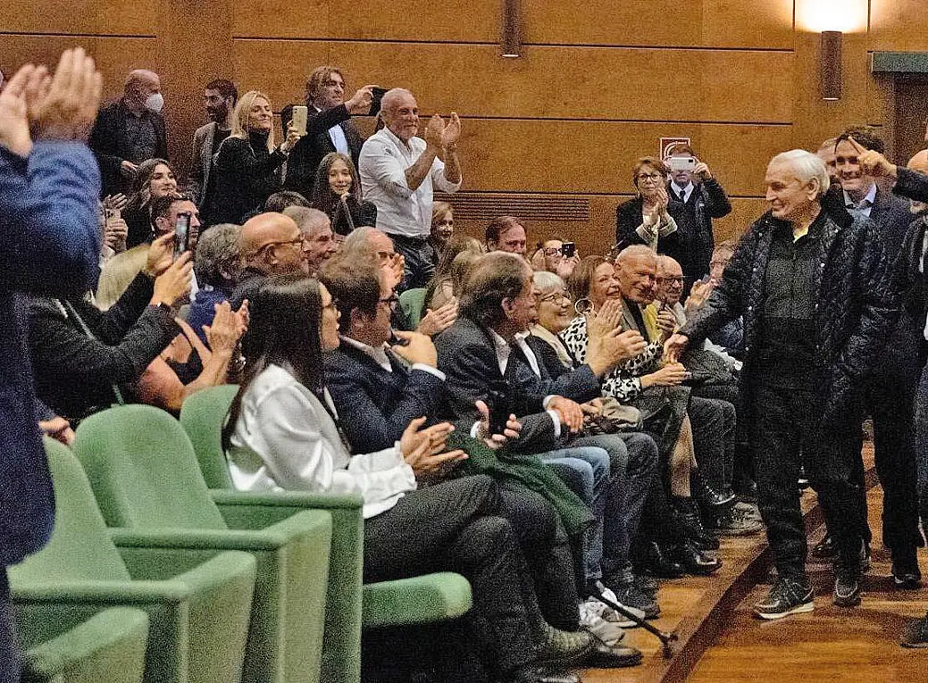 Gigi Riva accolto dall'applauso del pubblico del &quot;Massimo&quot; all'ingresso in sala per la prima del film (Roberto Tronci)