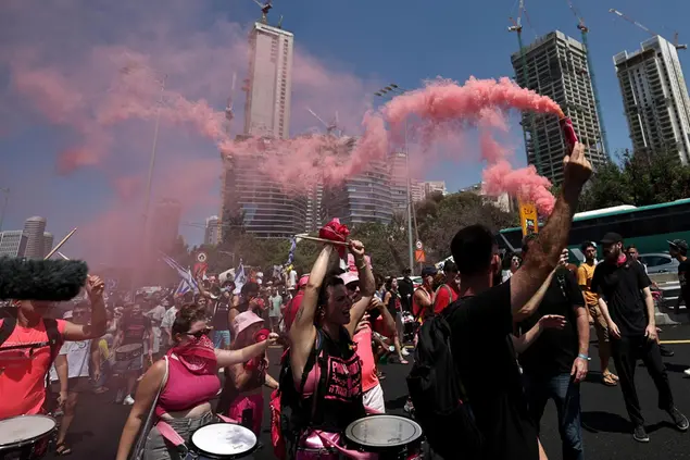 Folla in piazza a Tel Aviv (Ansa)