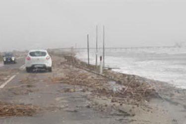 Capoterra, la mareggiata trascina detriti sulla 195 VIDEO
