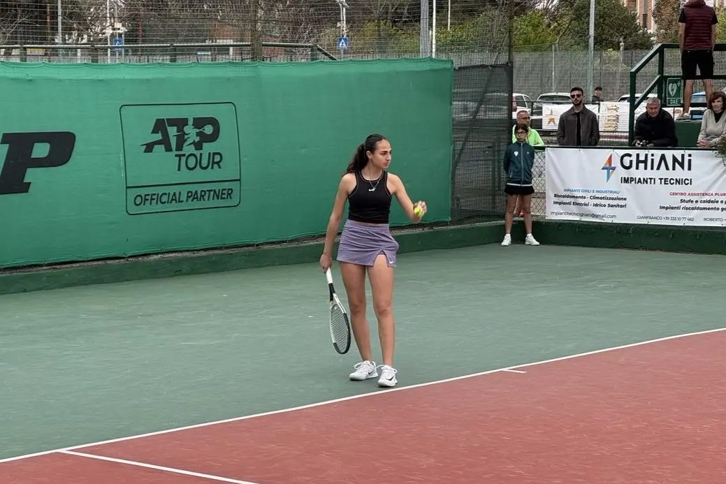 La vincitrice del torneo femminile Aurora Deidda al servizio (foto concessa)