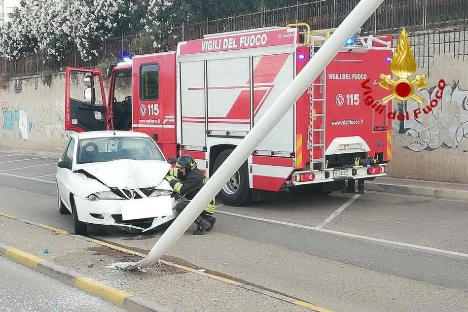 Una foto dell'auto coinvolta nell'incidente (foto Vigili del fuoco Cagliari)