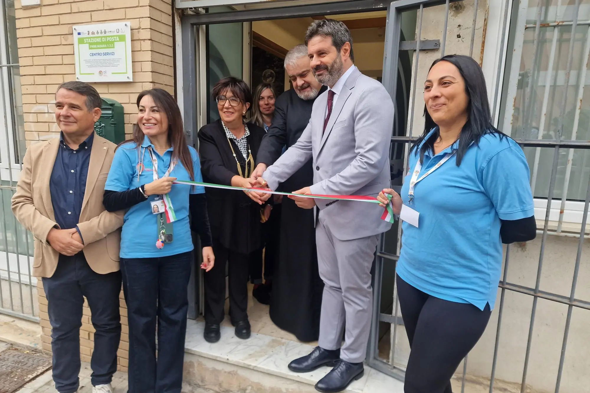 Il taglio del nastro (foto Floris)