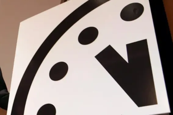 L'orologio dell'Apocalisse vicino alla mezzanotte (foto da frame video)