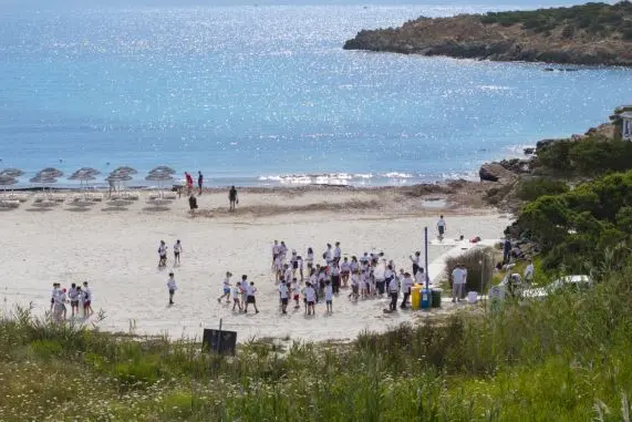 Arzachena, i partecipanti al Yccs Clean Beach Day, spiaggia Cala Granu (foto Ronchi)