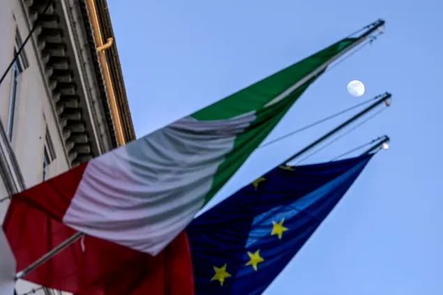 La bandiera italiana e dell'Ue (Ansa)
