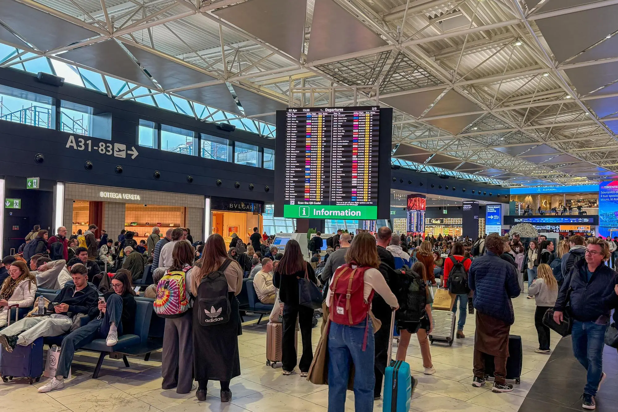 Passeggeri in aeroporto (Ansa)