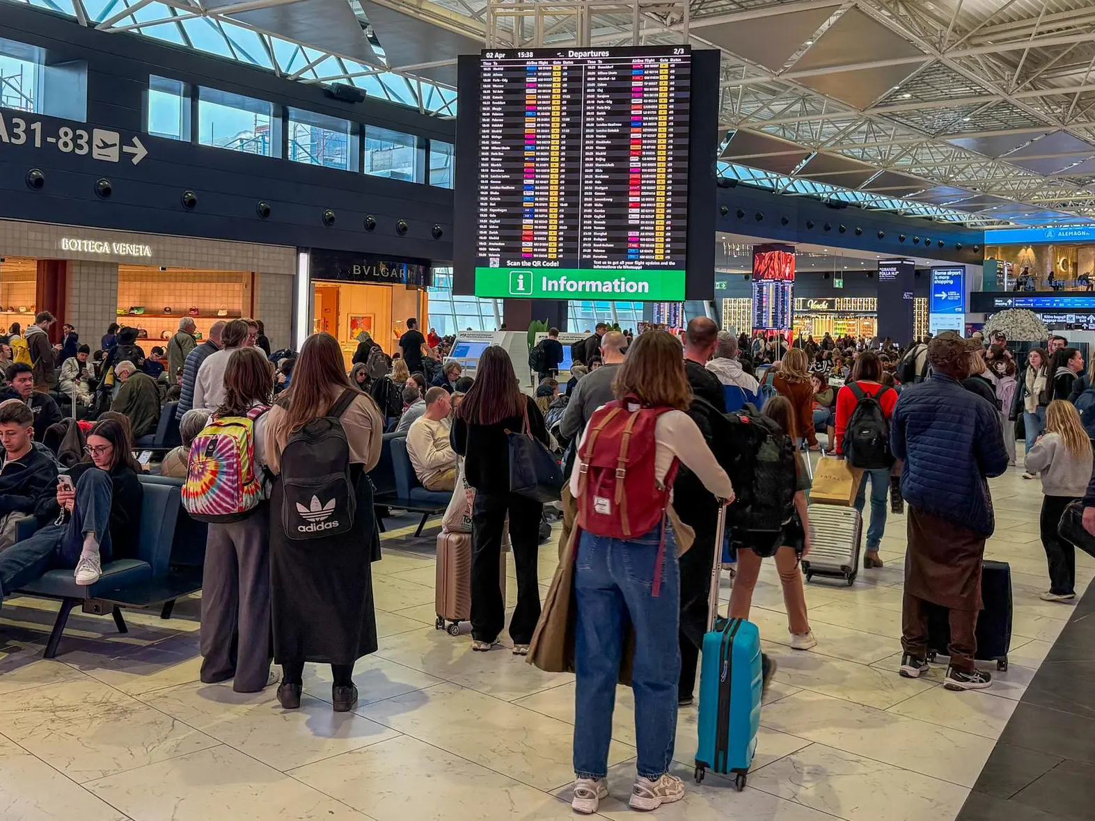 Passeggeri in aeroporto (Ansa)