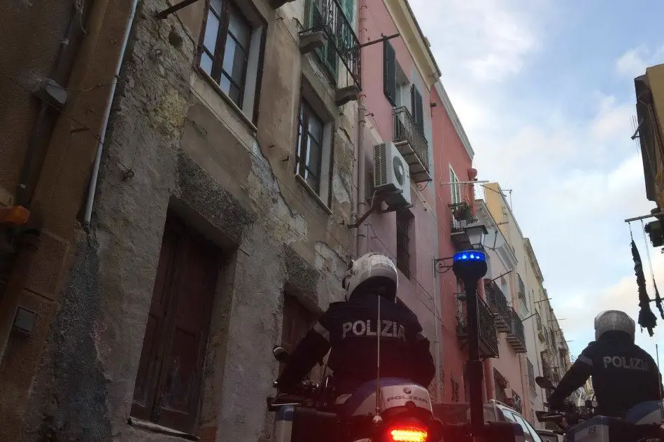 La palazzina in cui si è verificato il crollo (foto Matteo Vercelli)