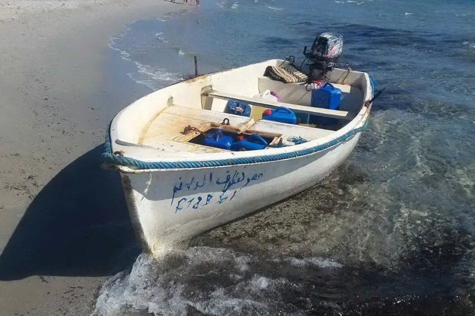 Un barchino usato durante un recente sbarco