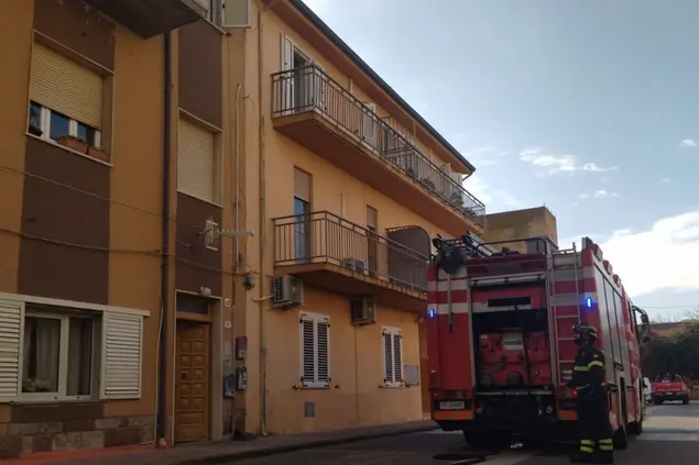 L'intervento dei vigili del fuoco per l'incendio in via Venezia a Bosa (foto Vvff)