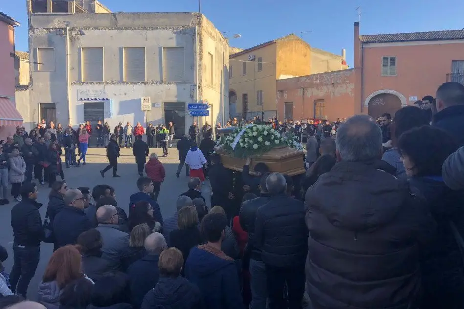 Folla ai funerali (foto Severino Sirigu)