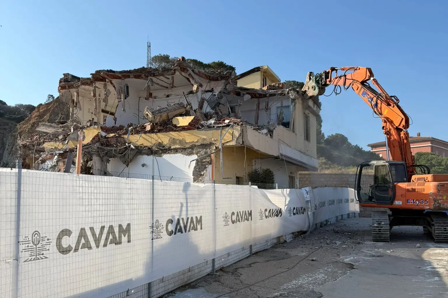 Le operazioni di demolizione dell'edificio