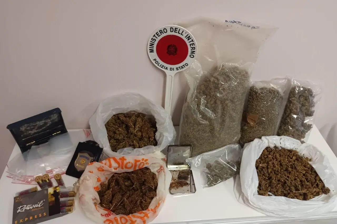 The drugs seized (photo Police Headquarters of Cagliari)