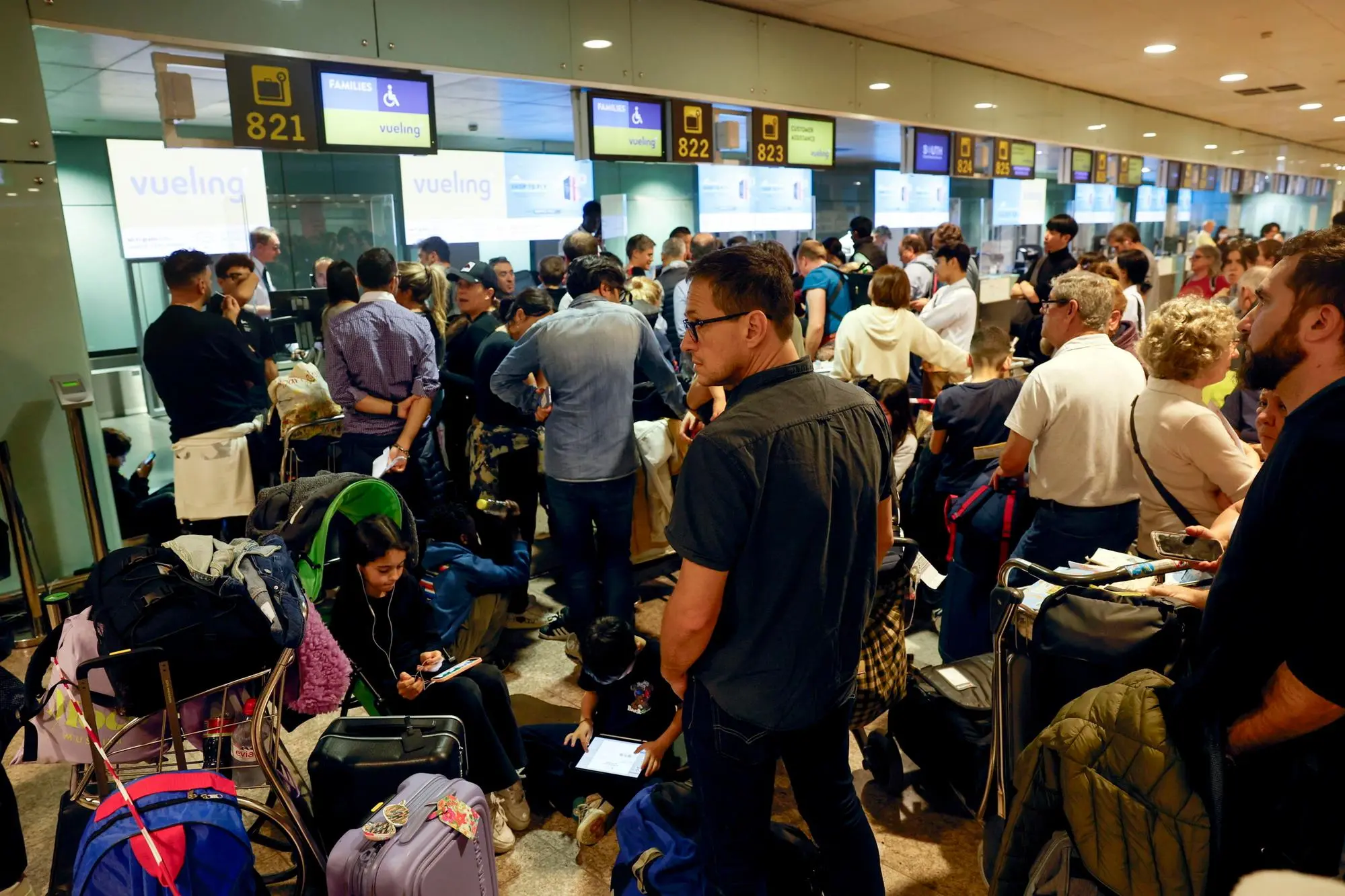 Passeggeri bloccati all'aeroporto di El Prat (foto Ansa)